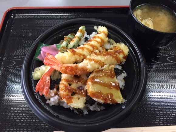 揚げたての天丼。しっぽまでサクサク。