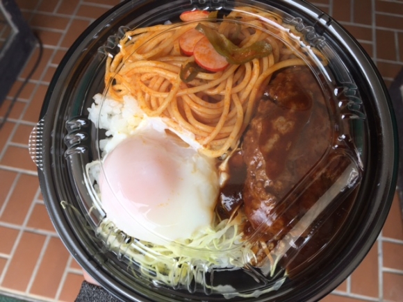 ボリューミーなロコモコ丼です。