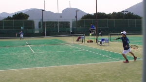 構えをつくり、狙いを定める小倉君