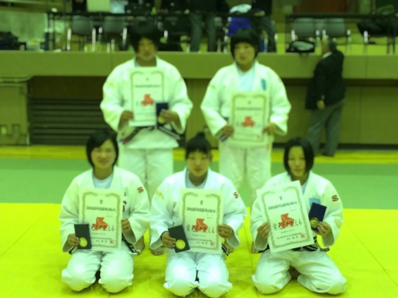 各階級岡山県代表メンバー。前列左、窪地麻衣。