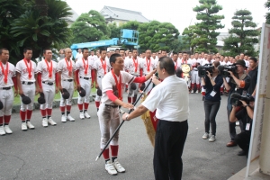 主将の川田くんから原田校長へ優勝旗が渡されました