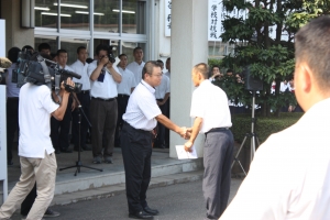 校長による激励後、がっちりと握手を交わす主将川田君