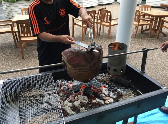 焼けたところからナイフで削ぎ切りにします。