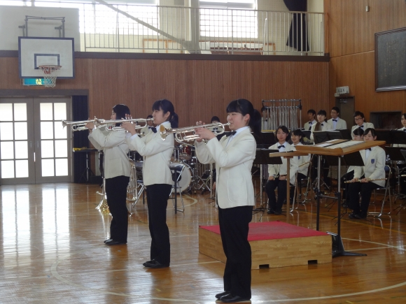 ◆小学校3年生の鑑賞教材である「トランペット吹きの休日」を実際に演奏♪
