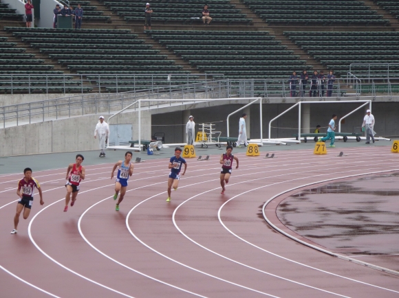 200ｍ　準決勝　森田君（右2レーン）