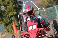 疾走する優勝ドライバー 自動車科3年 佐藤章成