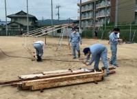 機械科教員の作業の様子