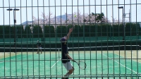 長谷川君のトスアップ。桜咲くなか、全力で戦い切りました!