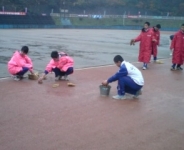 県駅伝の試合当日、水取り作業をする山陽の選手たち
