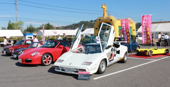 ランボルギーニ　カウンタックなどのスーパーカー展示