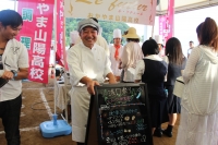 宣伝隊長の安部先生!大きな声でお客様を集めてくれます(^^)