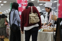 2年生はしっかりお客様を見てお菓子の説明が出来ています