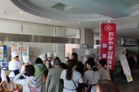 開店早々、人だかりが出来ました!