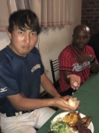 モーリスに現地食の食べ方を習ってます