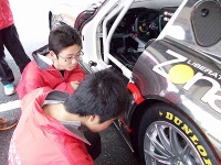 GTカーを見学中