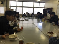 交流試合後は家庭科室にて昼食を食べながら交流会