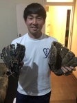 現地産グローブに喜ぶ！