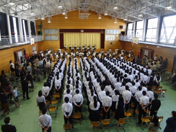 コンサートの最後は、鷹取中学校創立50周年記念曲「チャンス」を全員で歌いました。