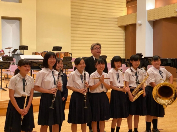 今回のコンサートが校外での最後の演奏となった中学3年生と平松先生・藤原先生！