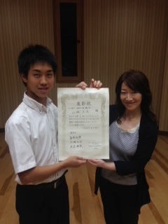 ３位入賞を果たした山根くん(左）と本校サクソフォン講師井上先生
