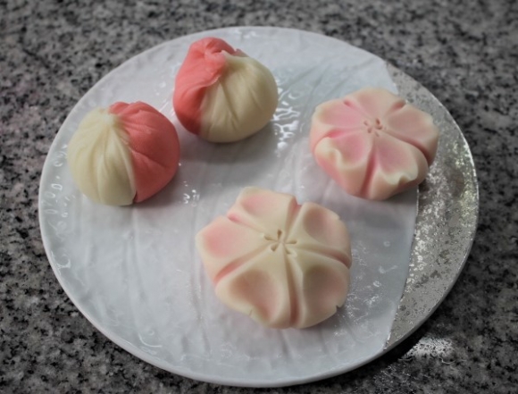 製菓科２年生 和菓子実習 上生菓子 花びら餅 スイーツだよりno ８ 製菓科 学科 コース最新ニュース おかやま山陽高校