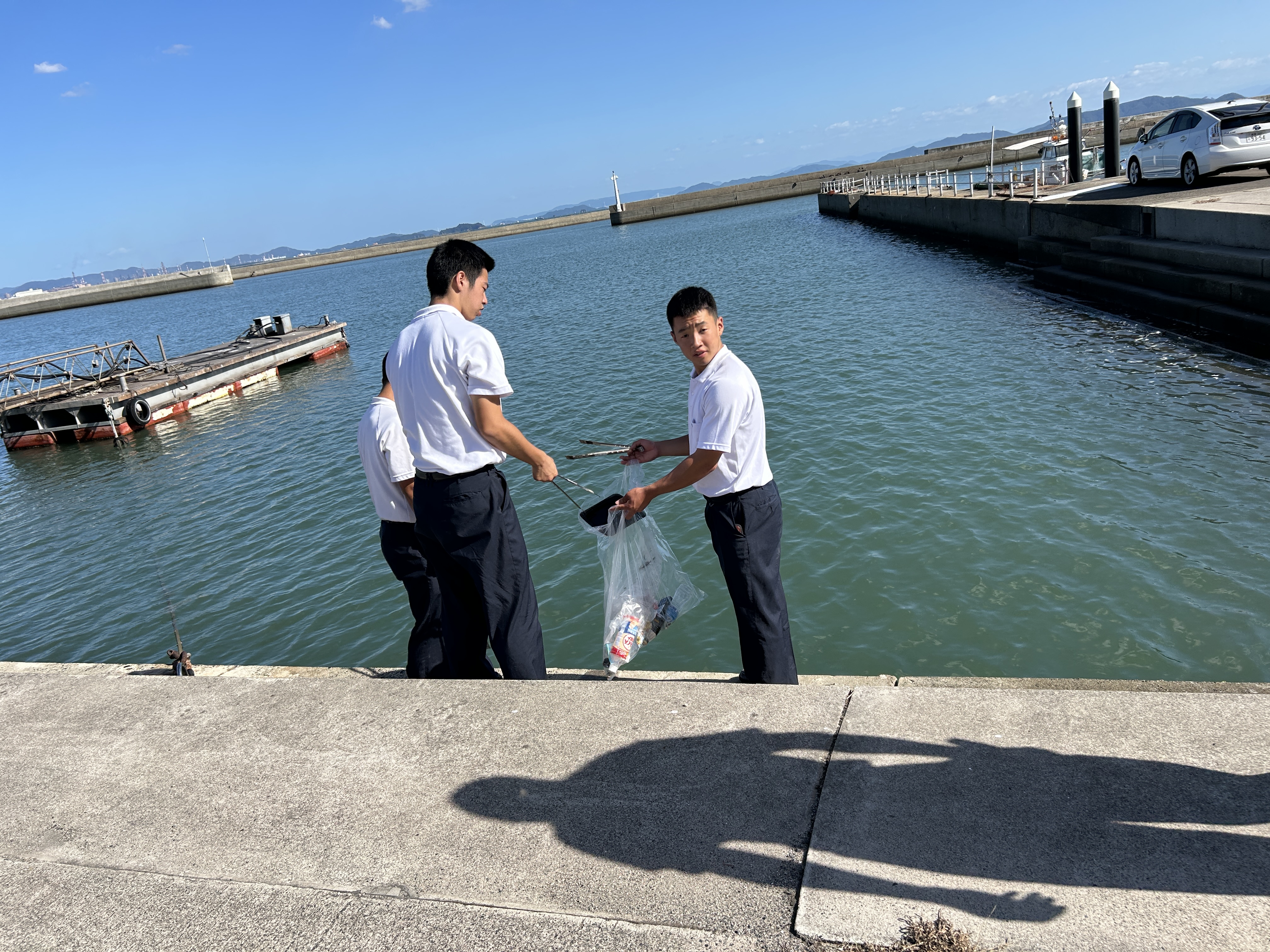 寄島漁港周辺の清掃活動を行いました。 (寄島町)