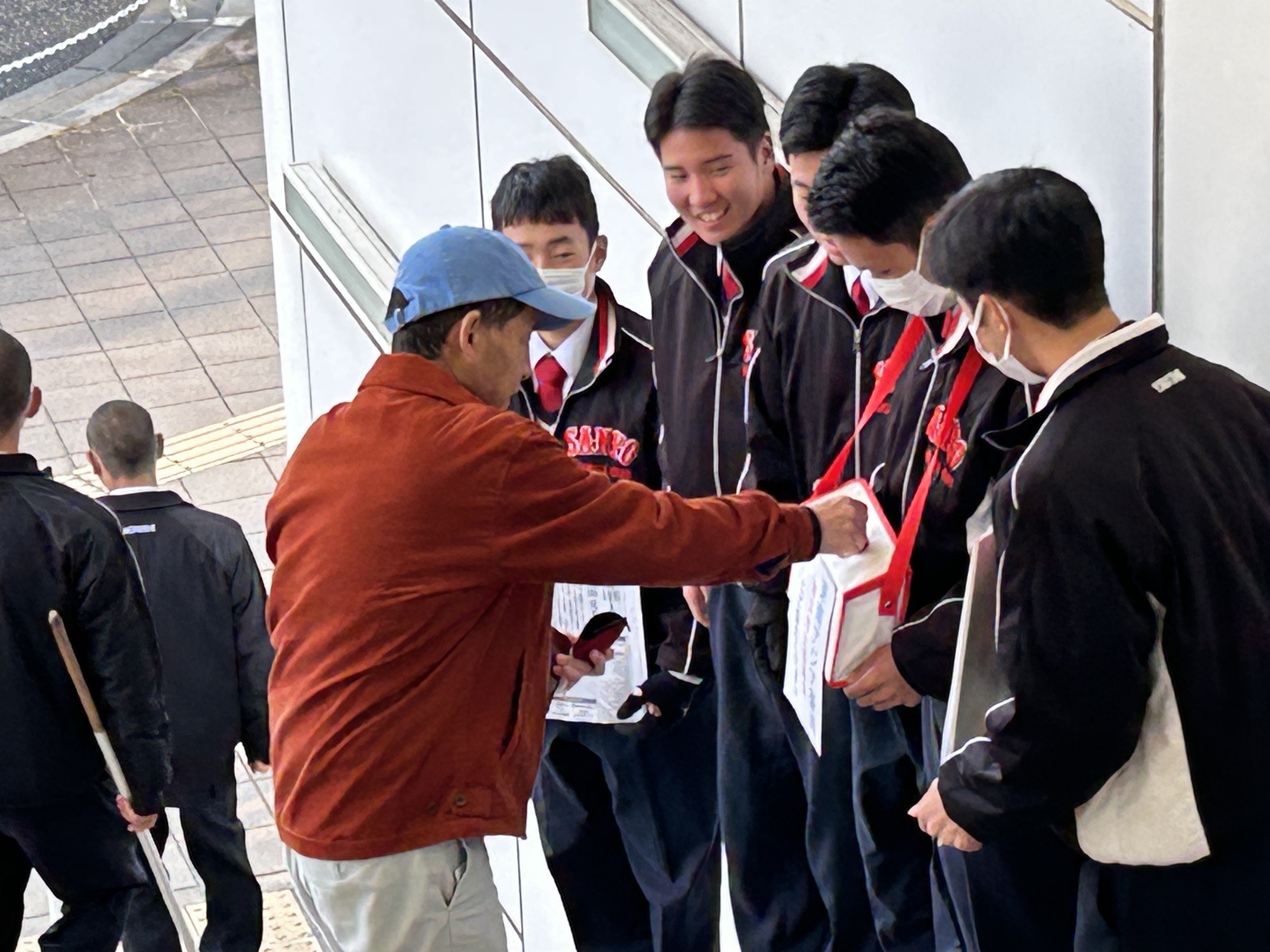 東南アジア豪雨被害救援募金活動を行いました(JR鴨方駅)