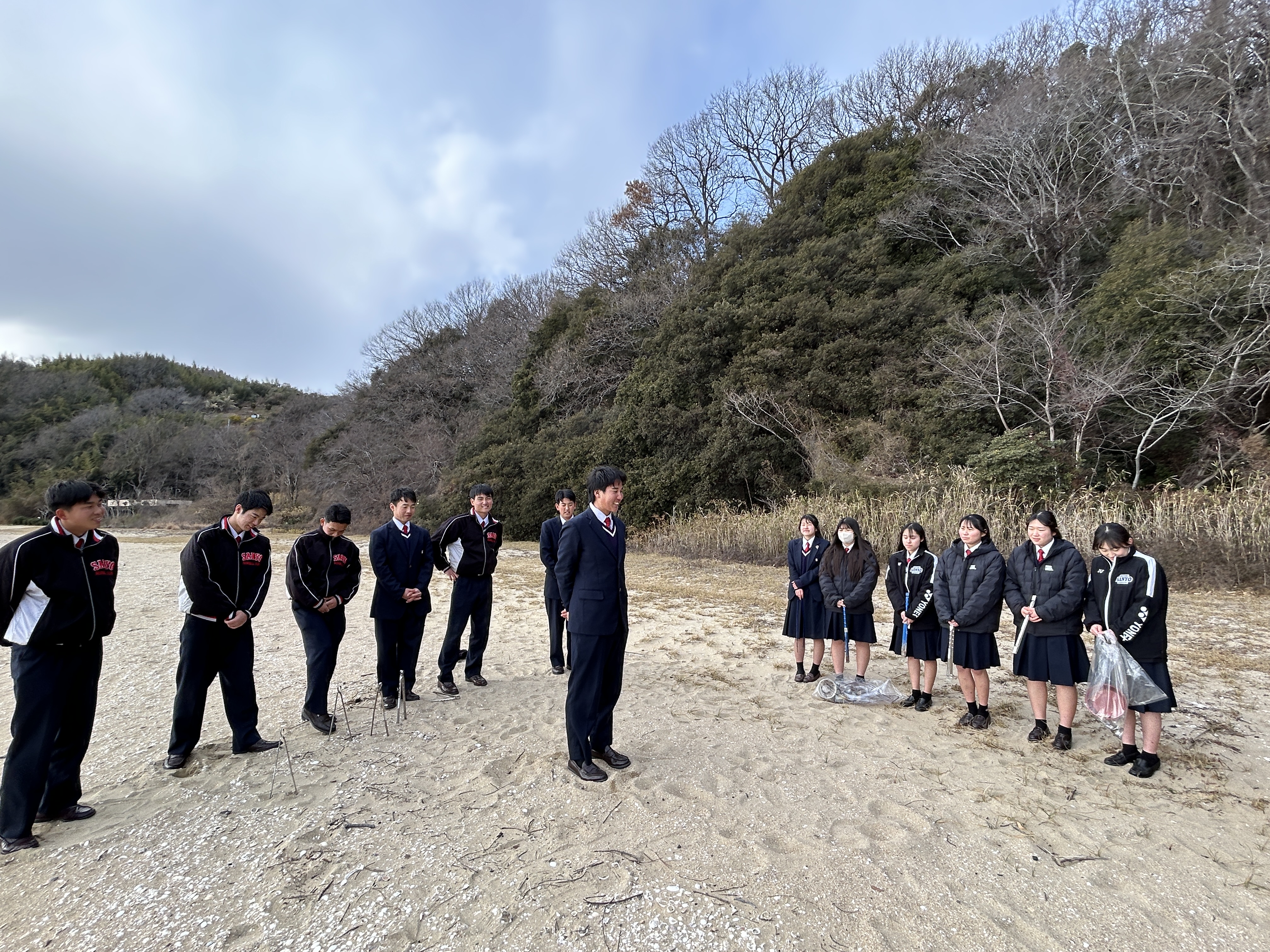三郎海岸での海岸清掃 (浅口市寄島町)
