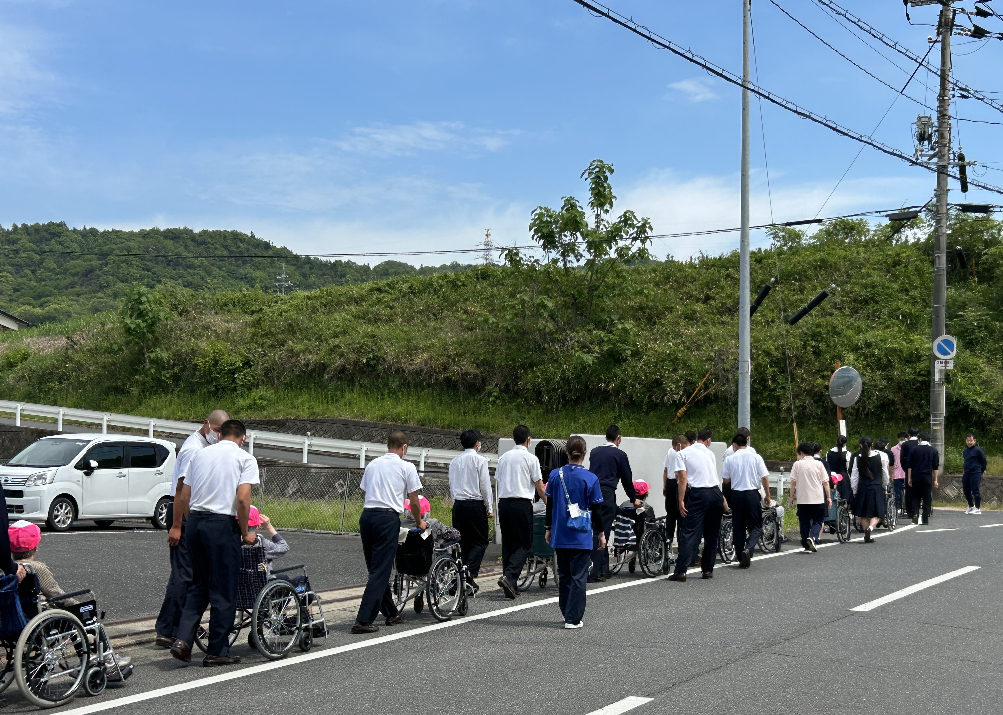 老人保健施設訪問(サンパレス桃花)入所者様とのお散歩(鴨方町)